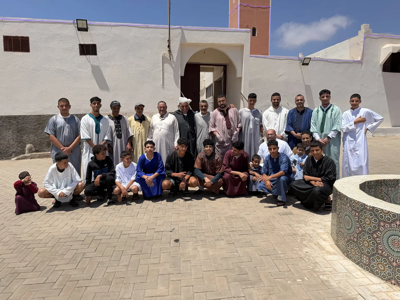 Karim Bougryn avec des habitants de la région