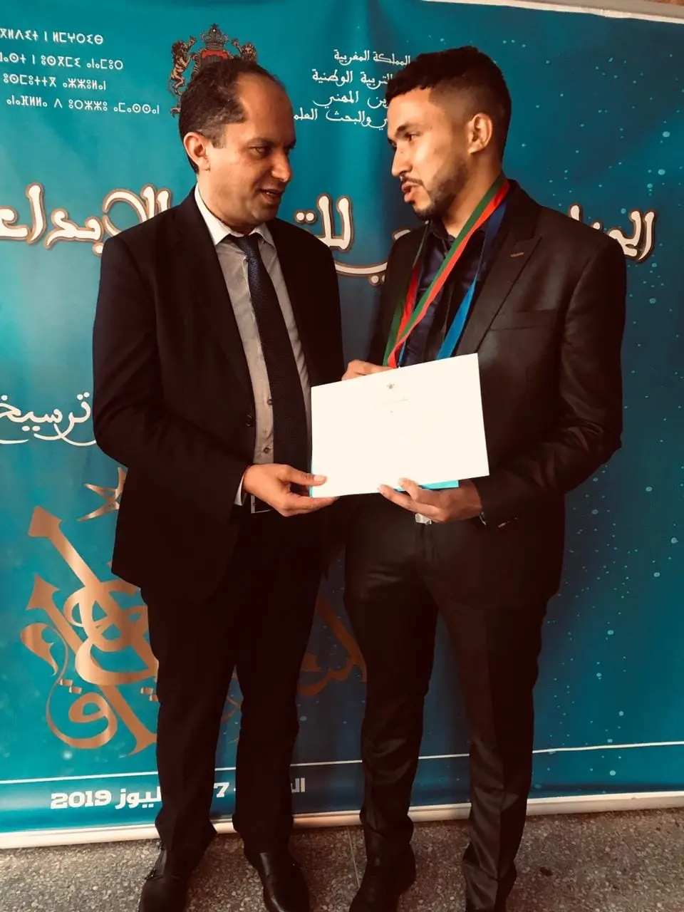 Karim Bougryn recevant une distinction d’excellence