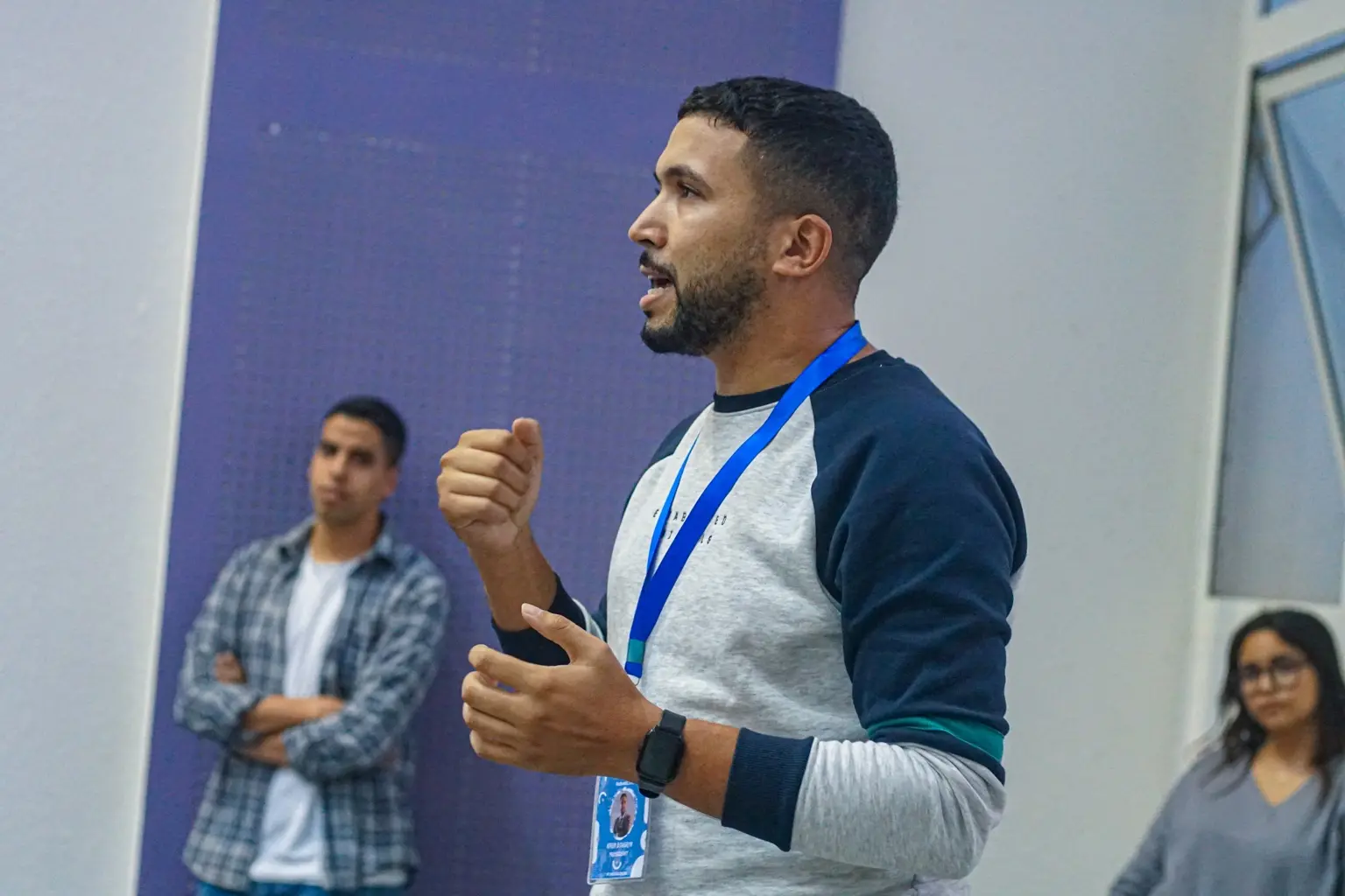 Karim Bougryn présentant le bureau RobotiCore